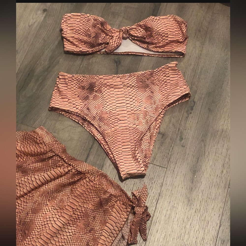 3 piece bathing suit size M new, never worn